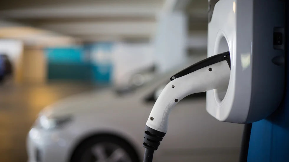 Carregar um Carro Elétrico na Garagem do Condomínio